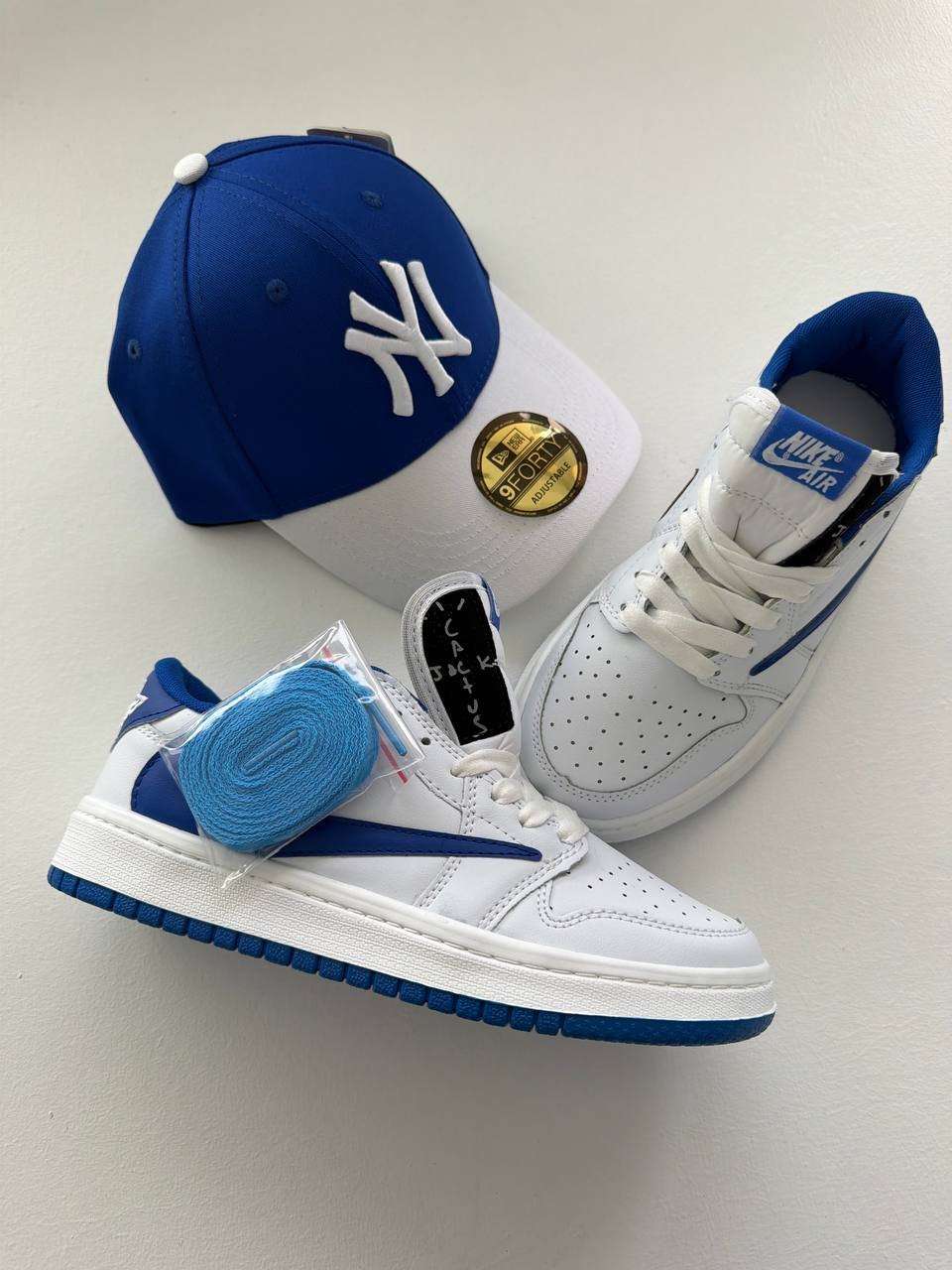 کتانی سفید آبی کاربنی TRAV BLUE SPARK کد : ۵۰۴۵۴